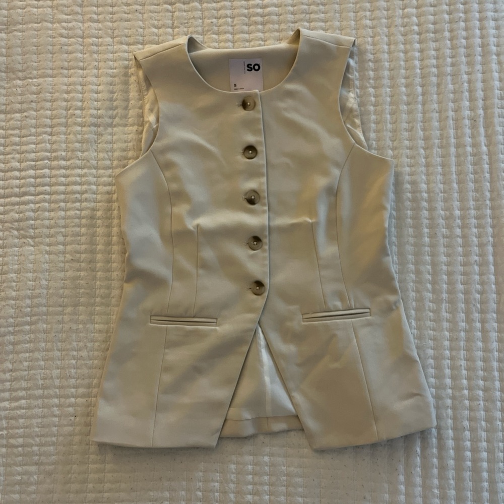 SO Cream Sleeveless Button-Up Top